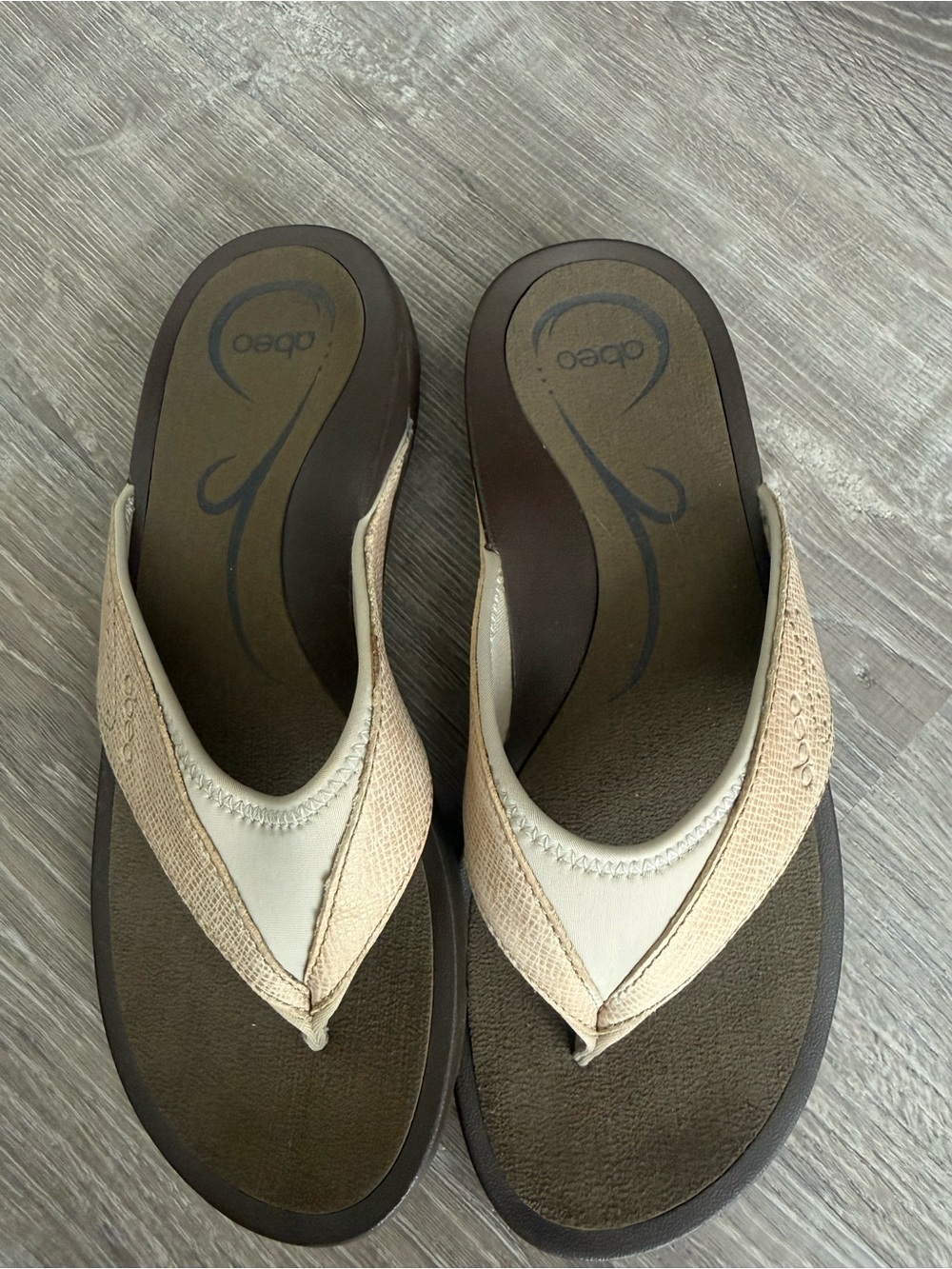 Abeo Two-Tone Beige and Brown Comfort Flip Flops size 7 Neutral